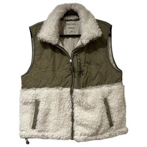 Abercrombie & Fitch Cropped Two-Tone Sherpa Vest in Olive Green - NWT, Pockets